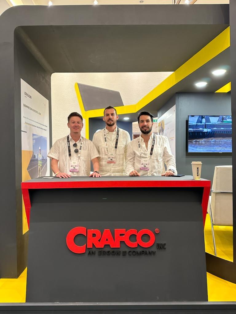 Hassan López con el equipo de Crafco / Ergon en un stand de exposición del sector
