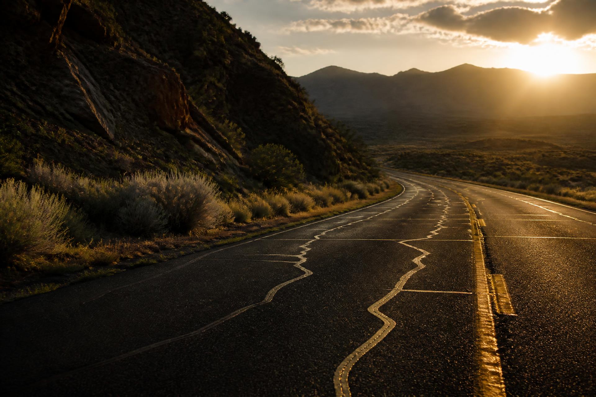 Carretera asfáltica al atardecer