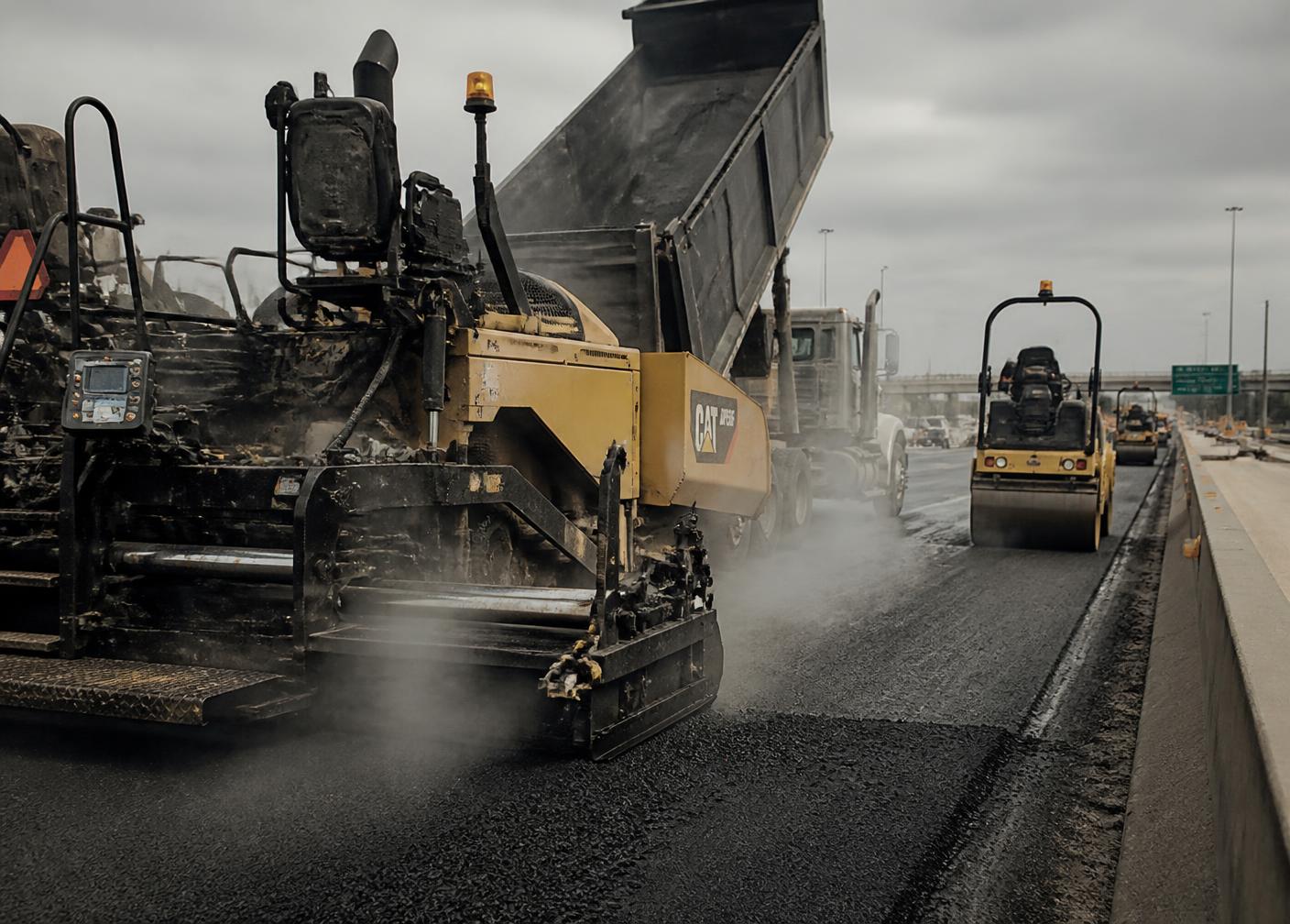 Maquinaria de mantenimiento carretero en obra